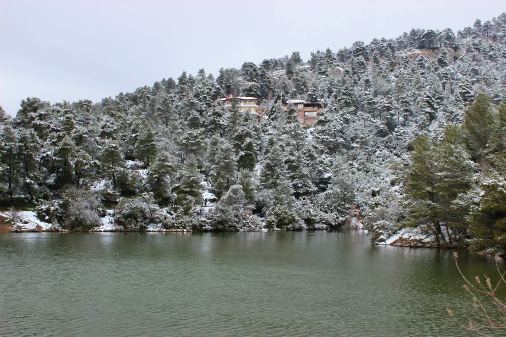 Βόλτα στη χιονισμένη λίμνη Μπελέτσι στην Πάρνηθα