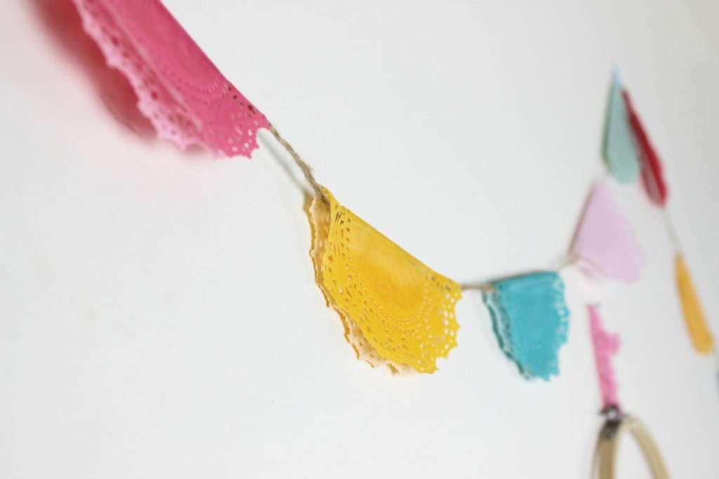 φτιάχνουμε πανεύκολη χάρτινη γιρλάντα για τον τοίχο