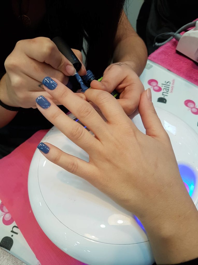 Βόλτα για καφέ και περιποίηση ομορφιάς με τις κολλητές